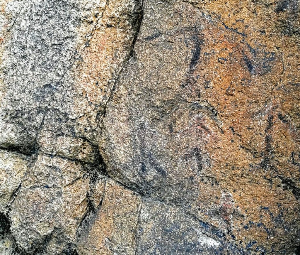 Петроглифы в пещере на горе Баин-Хан